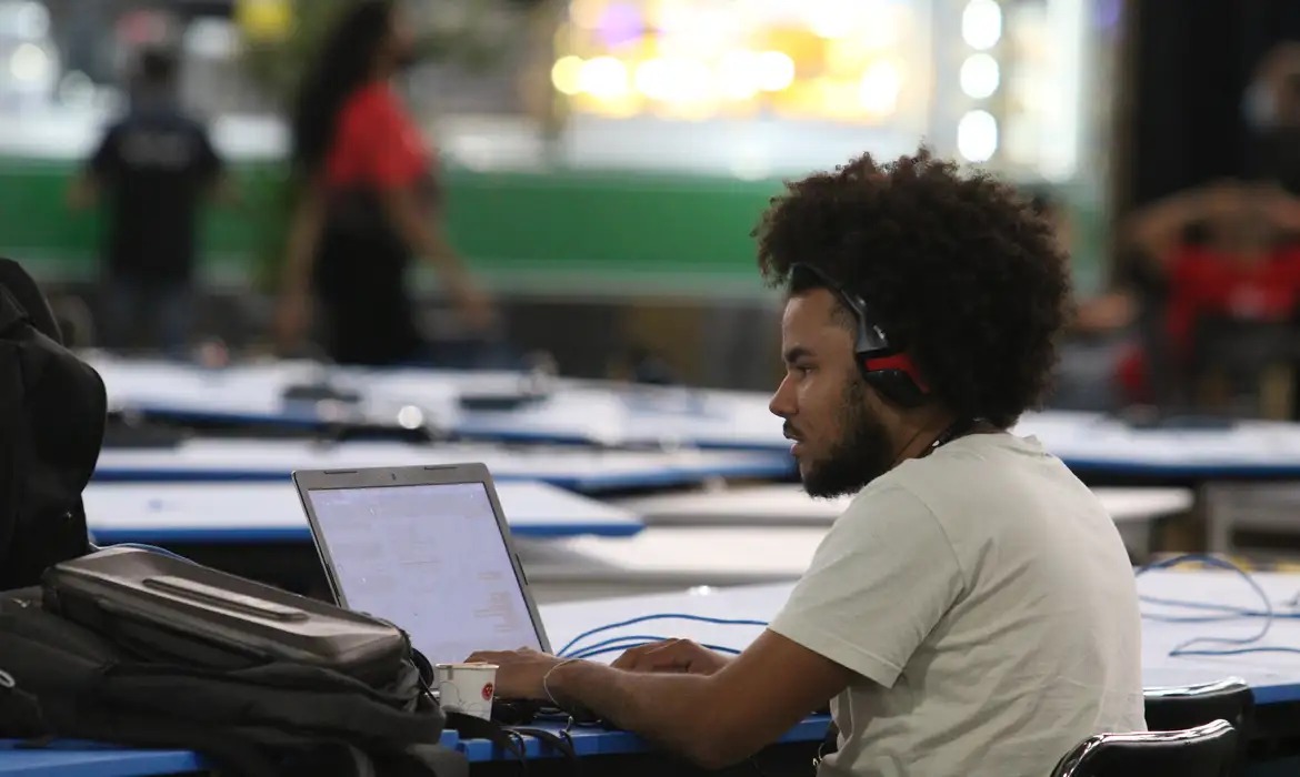 A projeção é de crescimento contínuo dessas profissões nos próximos anos devido a presença cada vez mais forte da tecnologia nas estratégias das empresas e no dia a dia da sociedade. Foto: Rovena Rosa/Agência Brasil