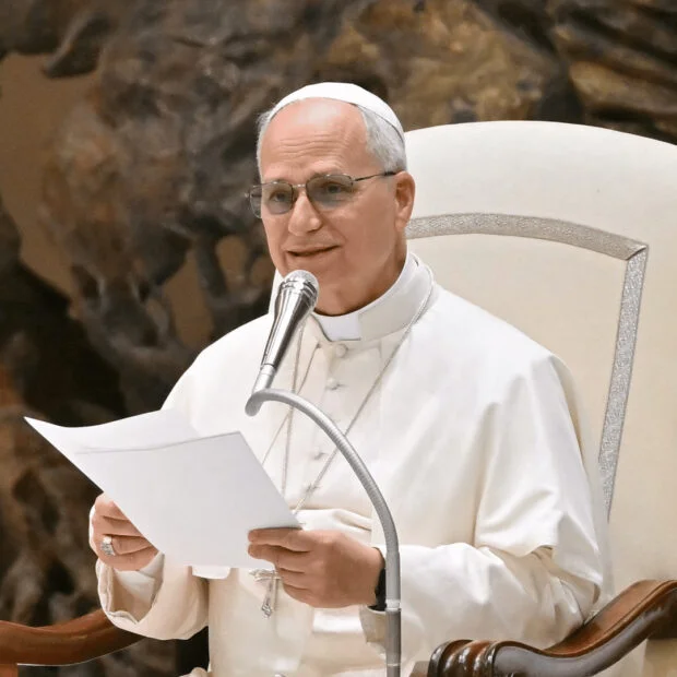 Papa Leão XIV faz apelo pela paz entre EUA e Irã em vigília na Basílica de São Pedro.