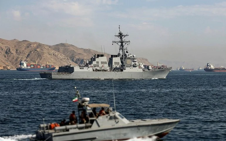 Bloqueio naval dos EUA no Estreito de Ormuz afeta o tráfego de petróleo.