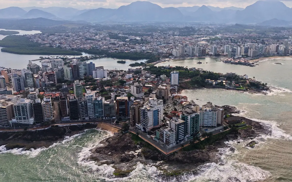 Para o setor empresarial, a iniciativa é vista com cautela, mas também com expectativa positiva em relação ao potencial de geração de emprego.