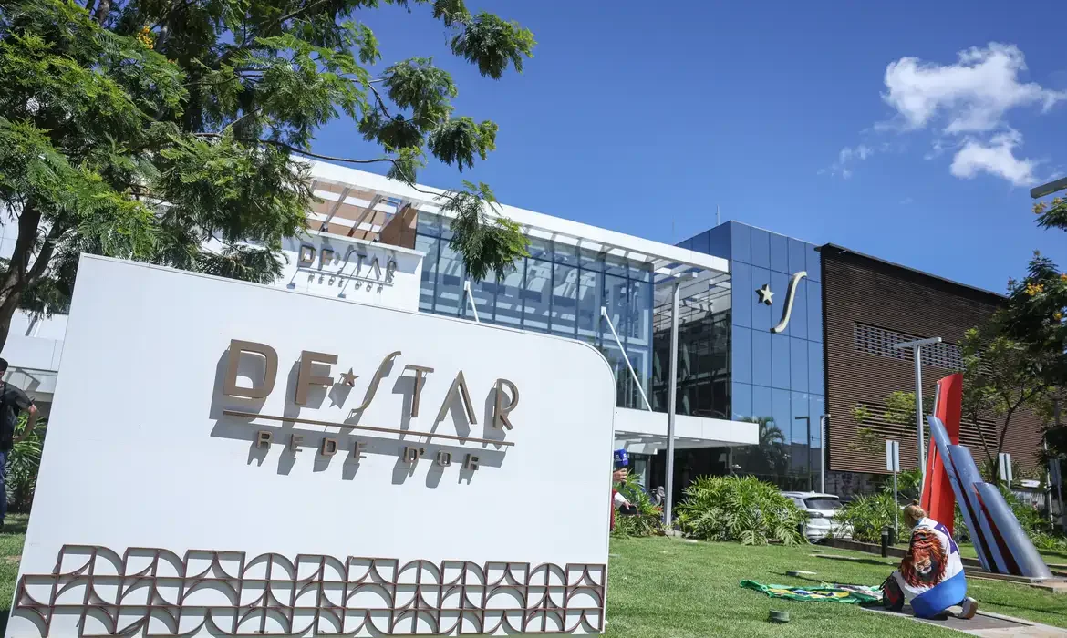 Ex-presidente Jair Bolsonaro internado após cirurgia no ombro em Brasília.