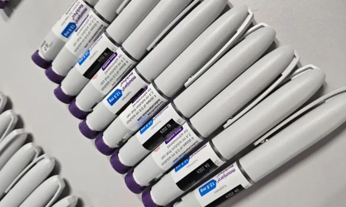 Medicamentos subcutâneos para emagrecimento geram discussões sobre padrões de beleza e saúde.