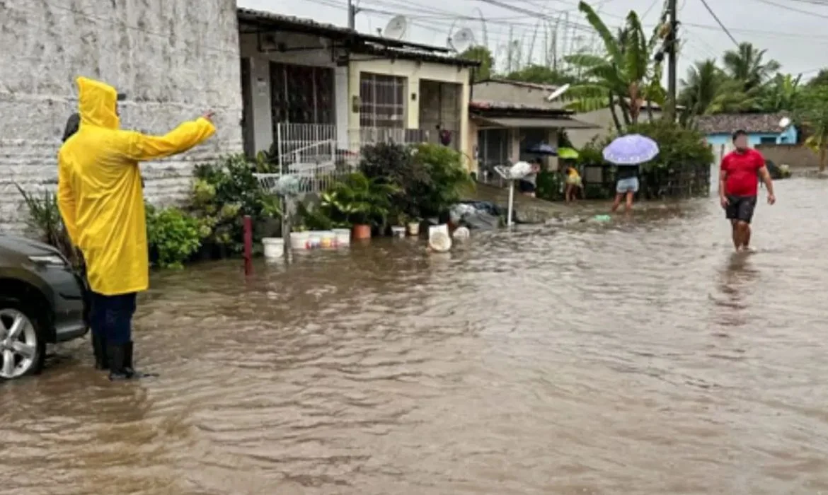 Fortes chuvas em Pernambuco causam deslocamento de 9,4 mil pessoas e seis óbitos.