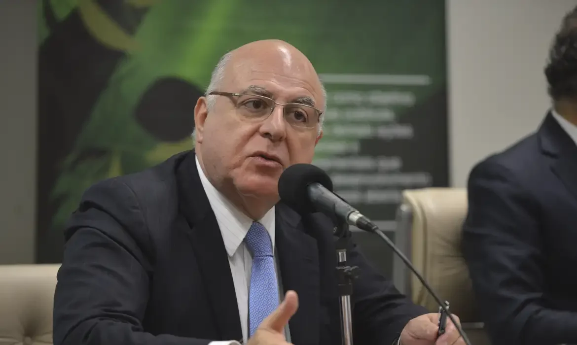 Deputado Arnaldo Jardim apresenta proposta sobre minerais críticos e estratégicos no Brasil.