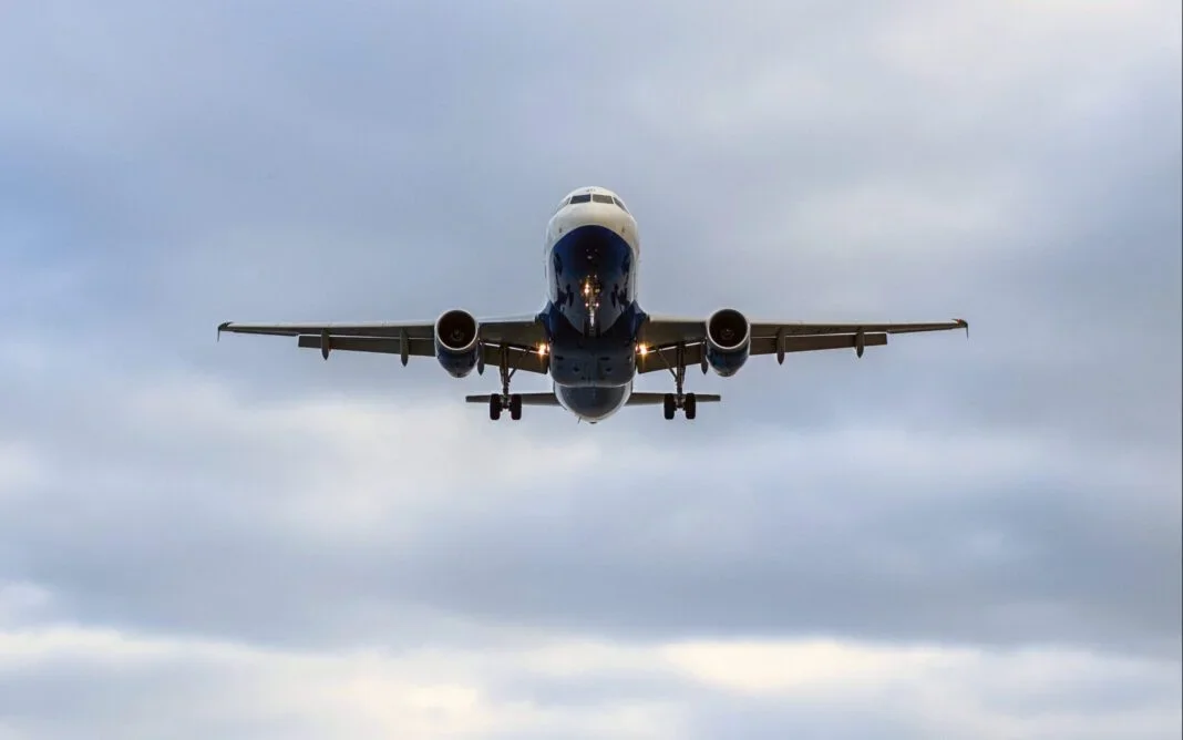 Companhias aéreas aumentam tarifas e cortam voos devido à crise de combustível
