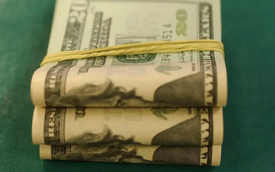 Dólar em baixa no mercado à vista com impacto de fatores externos e Copom.
