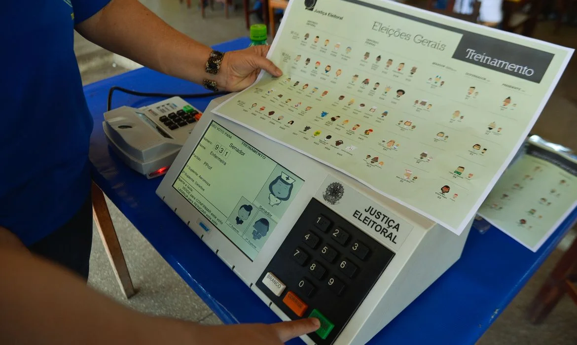 Cidadãos devem regularizar título de eleitor até quarta-feira para votar em 2026.