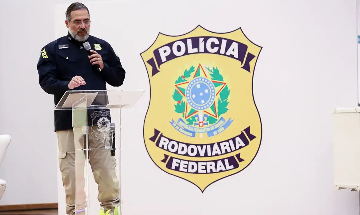 Campanha Maio Amarelo da PRF visa reduzir acidentes e mortes nas rodovias.