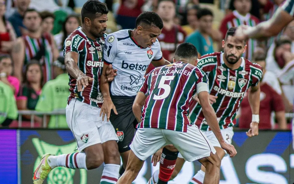 Fluminense enfrenta o Vitória no Campeonato Brasileiro no Estádio Maracanã.