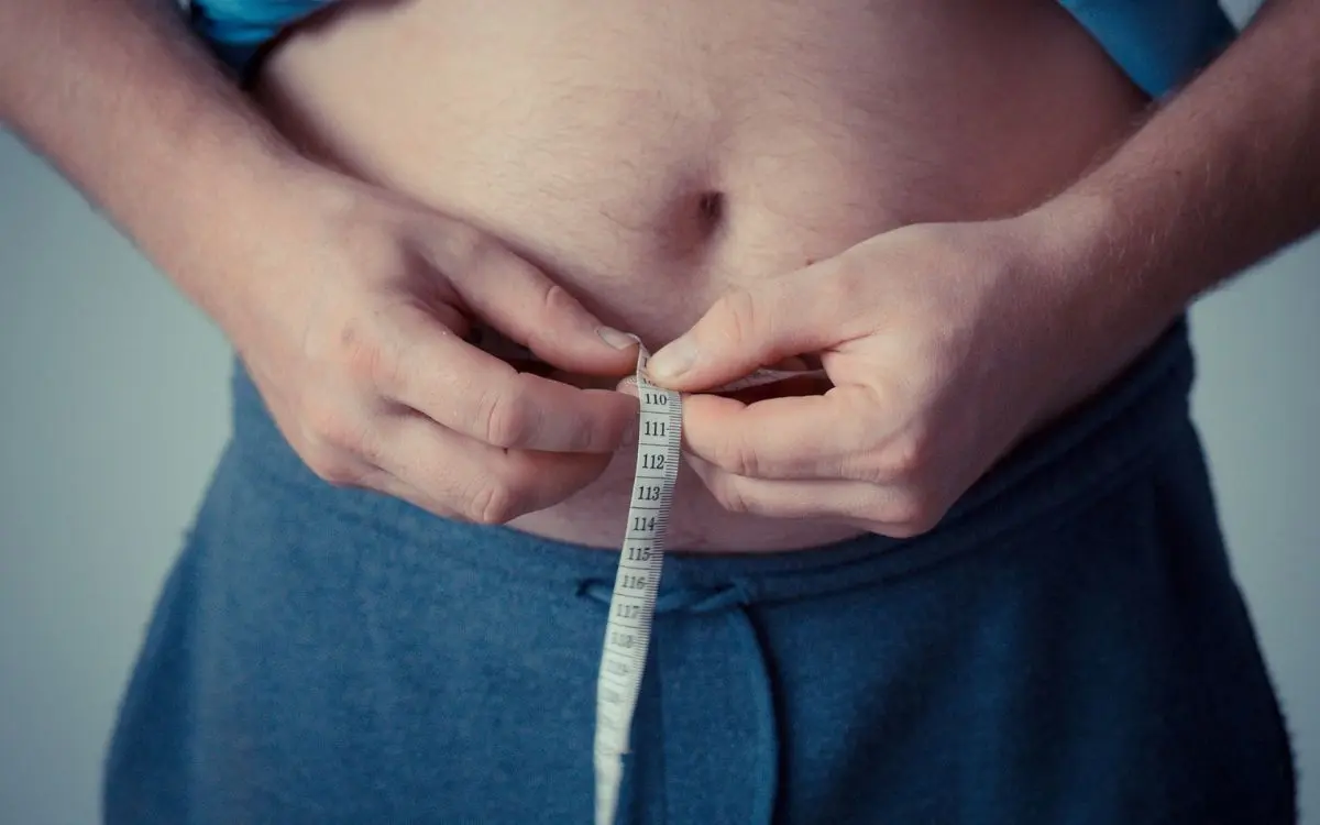 Entre os principais erros está a redução do consumo de proteínas, nutriente essencial para preservar a massa magra.. Foto: Pexels