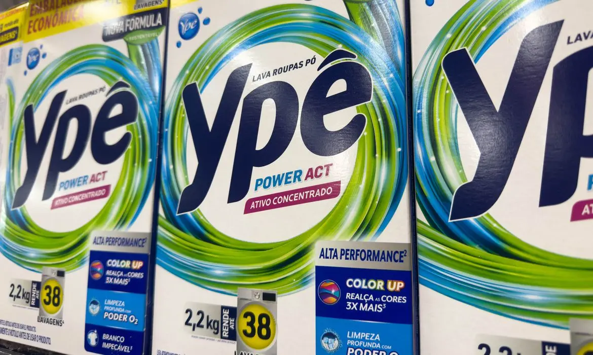 Anvisa proíbe uso de produtos Ypê devido a falhas na produção.