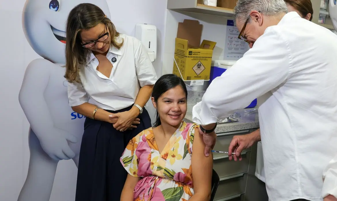 Gestantes no Brasil recebem vacina contra o vírus sincicial respiratório para proteção dos bebês.