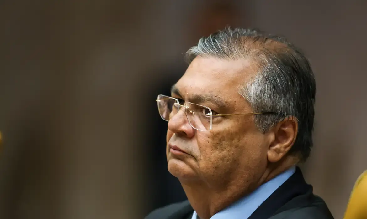Supremo Tribunal Federal suspende julgamento sobre distribuição de royalties do petróleo.