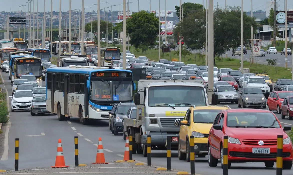 Dia Nacional de Mobilização em Memória das Vítimas de Trânsito é instituído no Brasil.