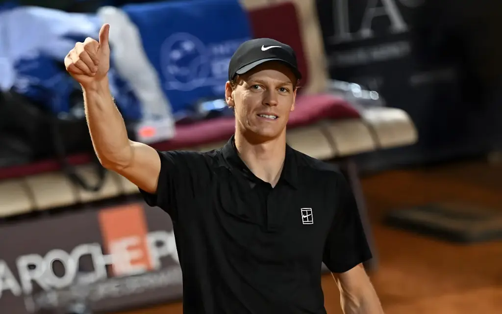 Jannik Sinner vence Alexei Popyrin e iguala marca de Djokovic em Masters 1000.