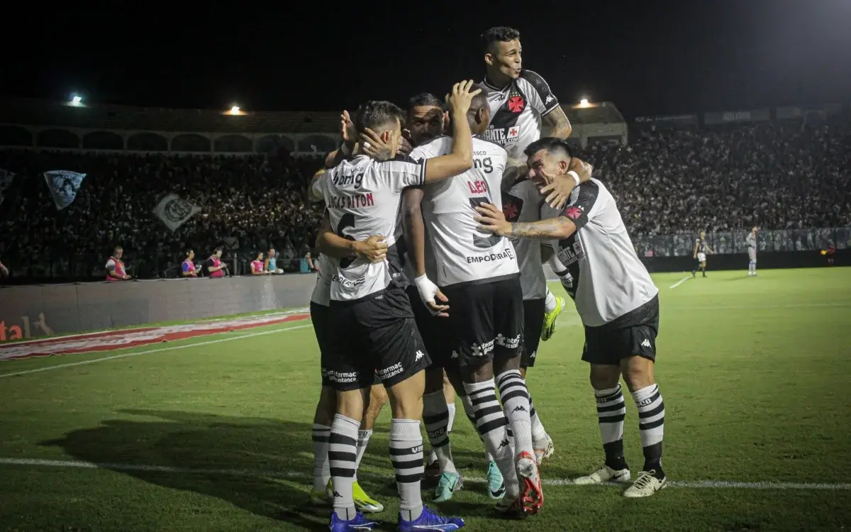 Partida entre Internacional e Vasco no Estádio Beira-Rio durante o Campeonato Brasileiro.