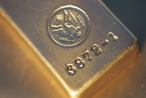 Metais preciosos ouro e prata em queda por tensões geopolíticas e juros altos nos EUA.
