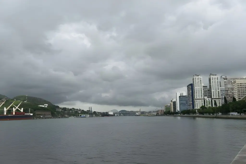 Previsão do tempo para domingo no Espírito Santo com chuva e sol entre nuvens.