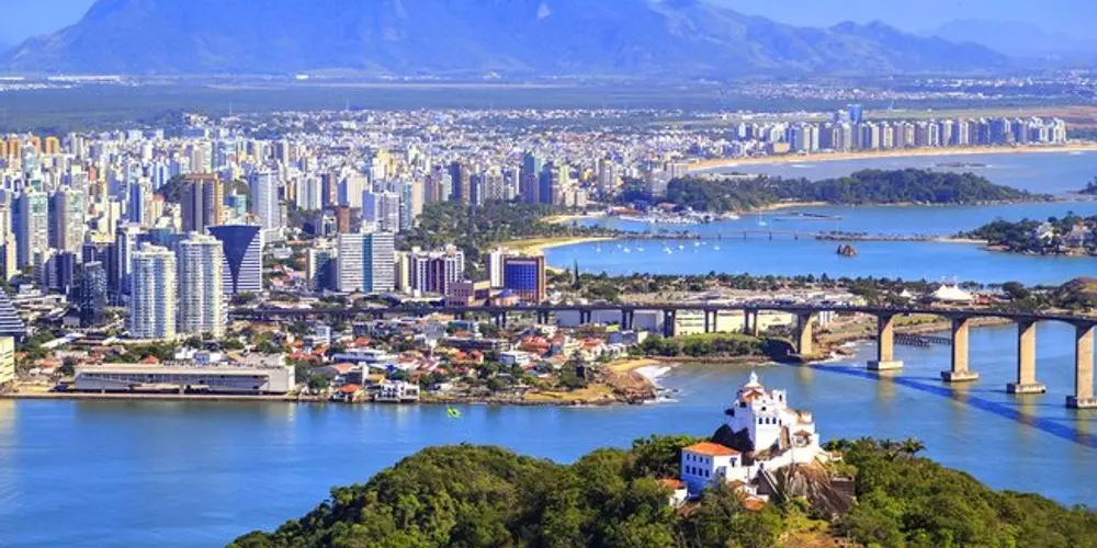 Palestrantes discutem oportunidades do Espírito Santo na economia global e reforma tributária.
