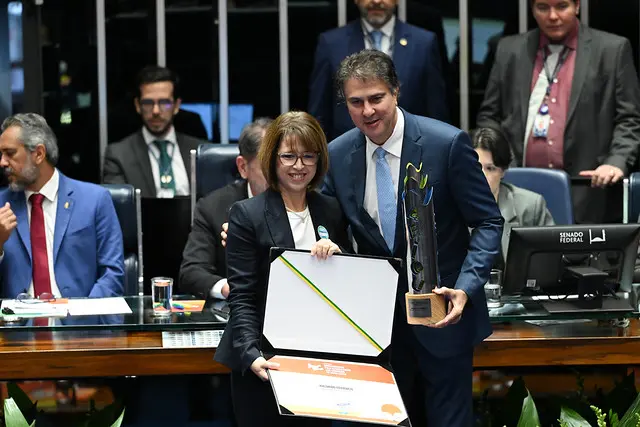 Secretária de Educação do Espírito Santo, Andréa Guzzo Pereira, recebe Comenda Governadores pela Alfabetização das Crianças na Idade Certa, em Brasília