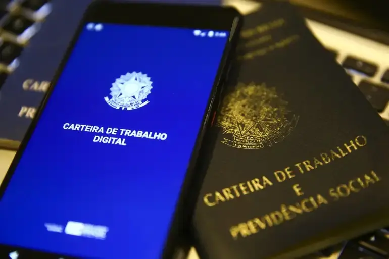 Seminário em Vitória aborda desafios da formação profissional e inteligência artificial.
