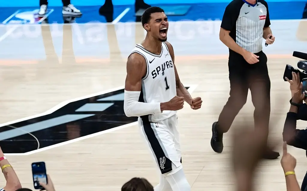 Victor Wembanyama lidera Spurs com 41 pontos e 24 rebotes na vitória sobre o Thunder.