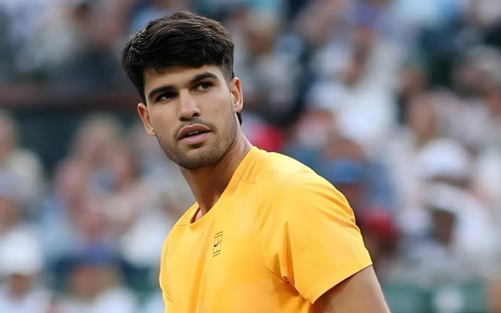 Carlos Alcaraz anuncia ausência em Wimbledon devido a lesão no punho direito.