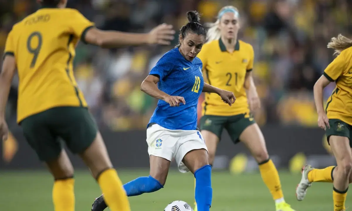 Marta, meia-atacante, retorna à seleção brasileira para amistosos contra os EUA.