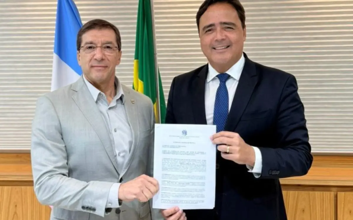 Paulo Baraona e Francisco Berdeal durante assinatura de acordo entre Findes e MPES em Vitória.