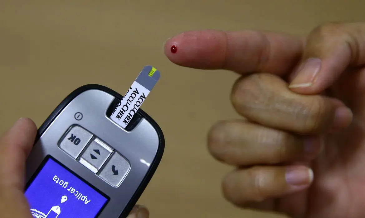 Sete em cada dez brasileiros com diabetes apoiam uso de tecnologias para manejo da doença.