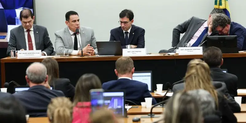 Brasília – DF – 05/05/2026 – Reunião da Comissão da Câmara sobre o Fim da Escala 6x1 vota plano de trabalho e requerimentos.