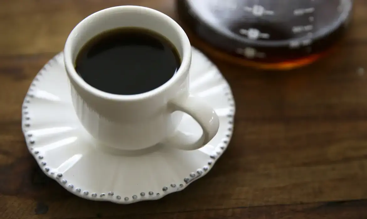 Crescimento no consumo de café no Brasil em 2026 devido à queda de preços.