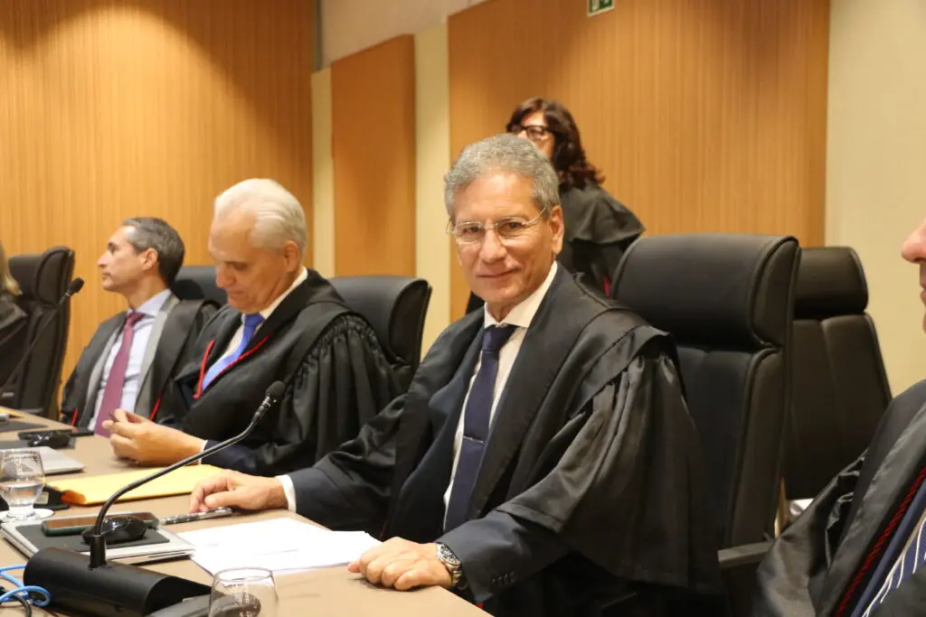 Luiz Guilherme Risso toma posse como desembargador do Tribunal de Justiça do Espírito Santo após aprovação unânime do Tribunal Pleno.