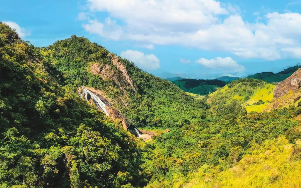 Estado do Espírito Santo promove iniciativas de economia verde e conservação ambiental.