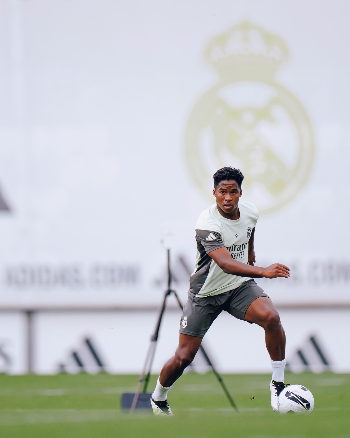 Atacante Endrick volta ao Real Madrid e se prepara para a Copa do Mundo de 2026.