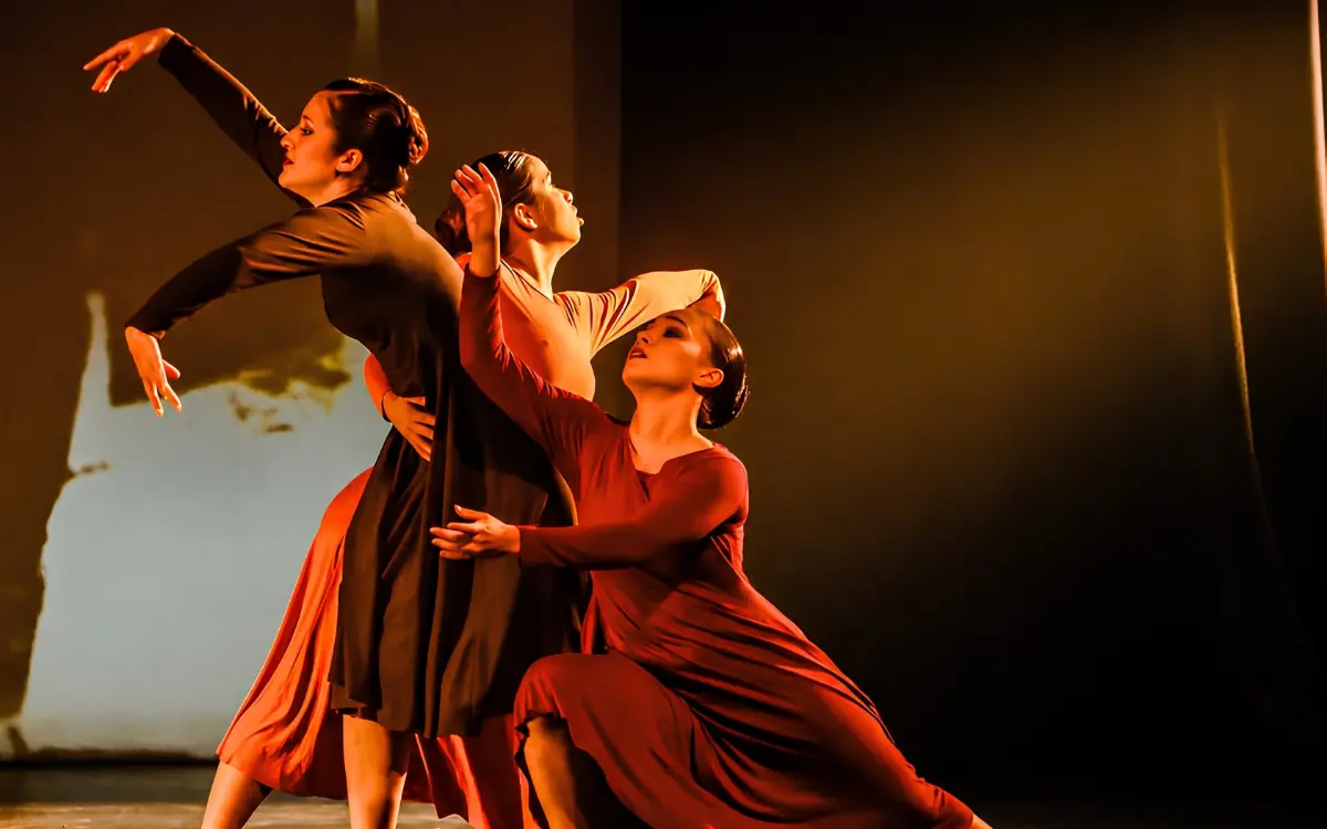 Estudantes da FAFI representam Vitória em festival de dança com cinco coreografias selecionadas.