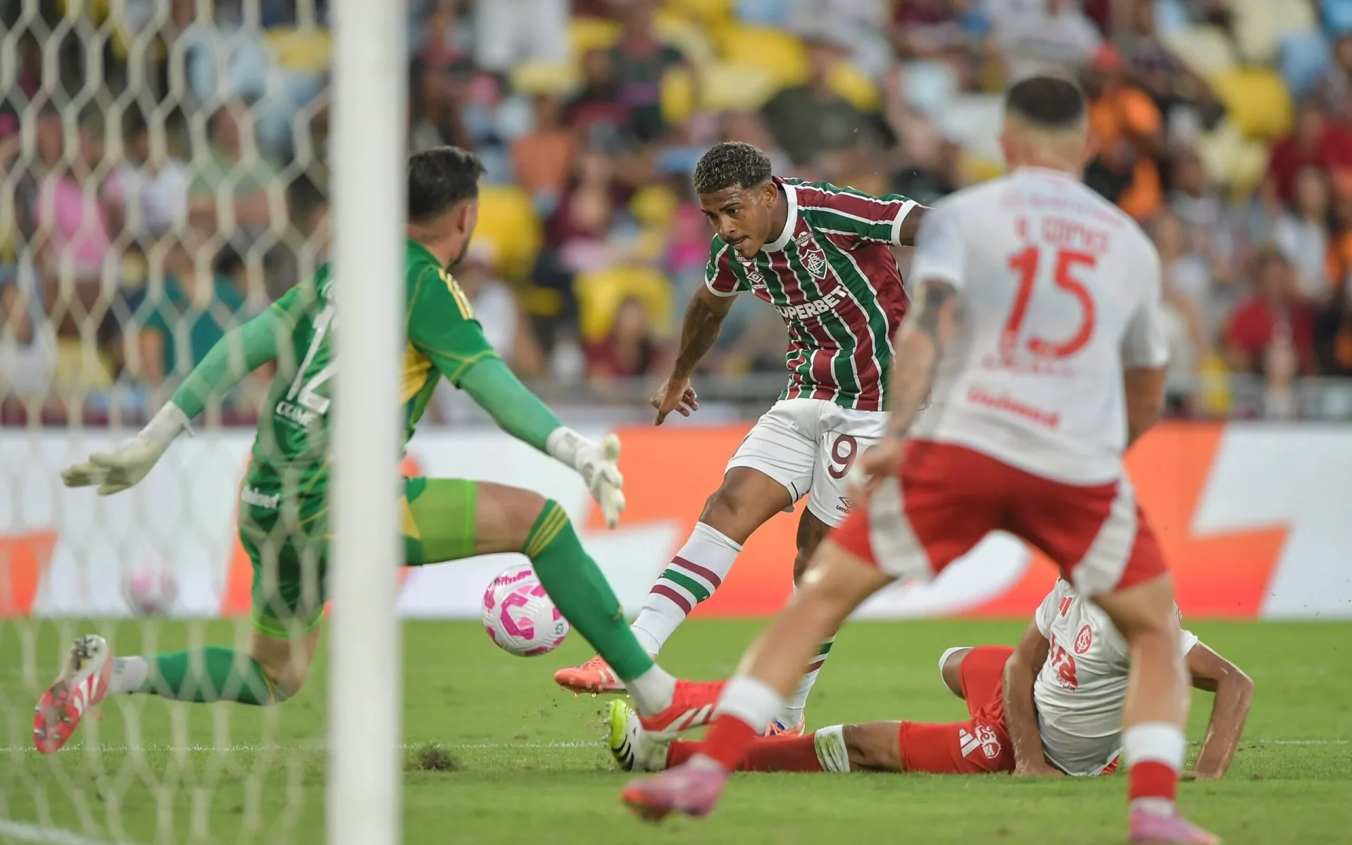 Goleiro Anthoni do Internacional faz defesas importantes em partida contra o Fluminense.