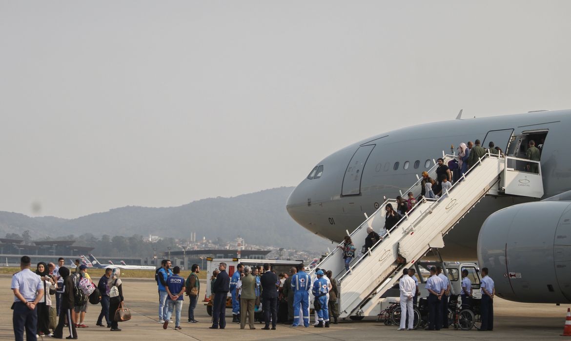 Passageiros têm direitos garantidos em casos de atraso ou cancelamento de voos.