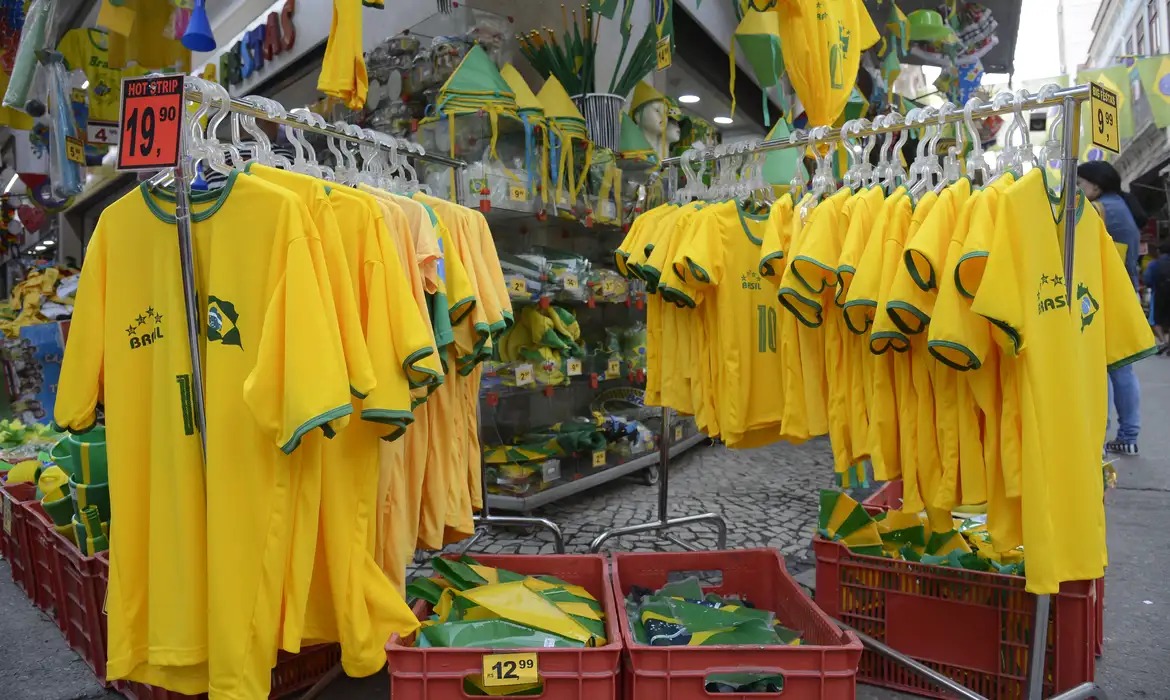 No Espírito Santo, é estimado que estimamos que entre 1,7 milhão e 2 milhões de capixabas adquiram produtos relacionados à Copa. Foto:Agência Brasil/Fernando Frazã