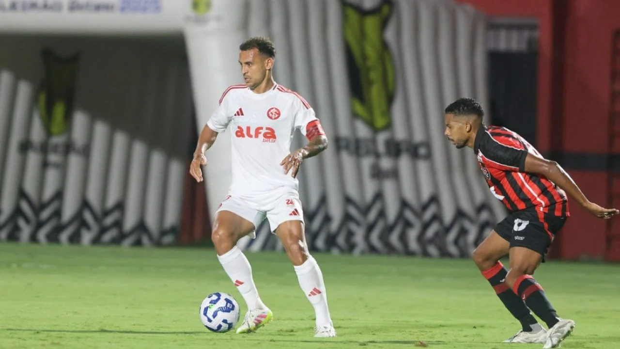 Internacional perde para o Vitória e se complica na briga contra o rebaixamento