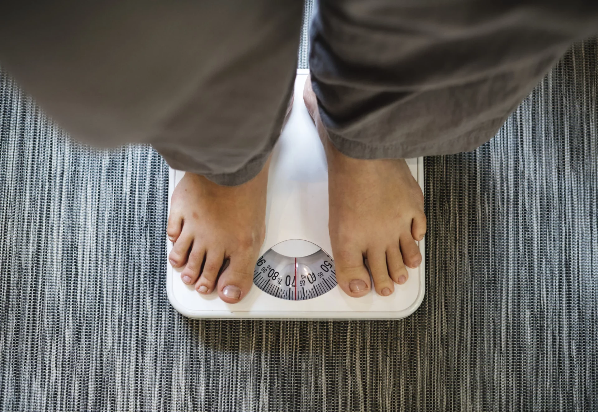 Estudo aponta obesidade como principal fator de risco à saúde no Brasil em 2023.