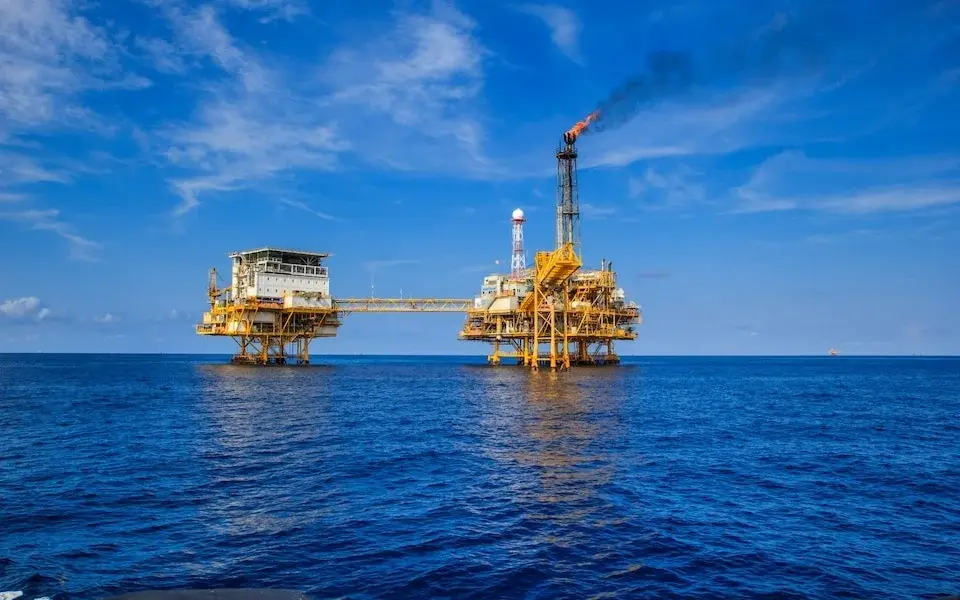 Queda do petróleo Brent e WTI devido a otimismo sobre acordo no Oriente Médio.