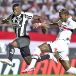 São Paulo e Botafogo em partida do Brasileirão, com empate de 1 a 1 no Morumbi.