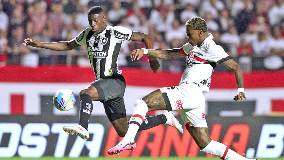 São Paulo e Botafogo em partida do Brasileirão, com empate de 1 a 1 no Morumbi.