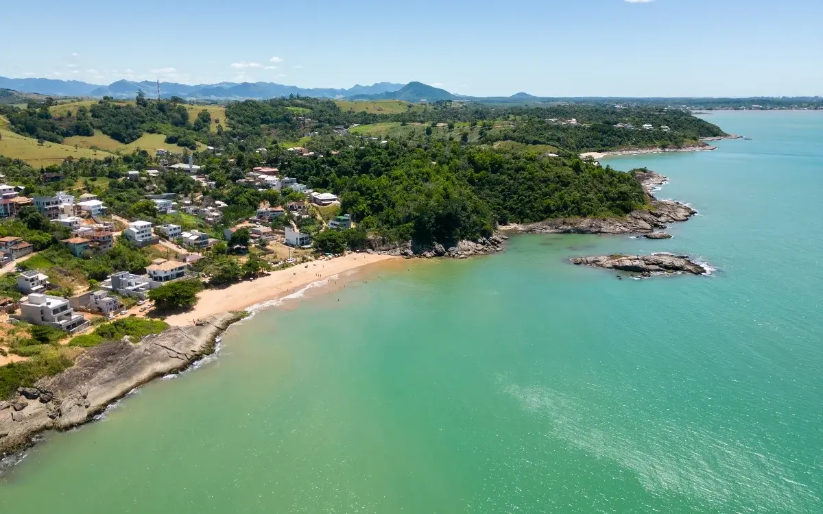 Previsão do tempo no Espírito Santo com chuva na Região Serrana e sol na Grande Vitória.