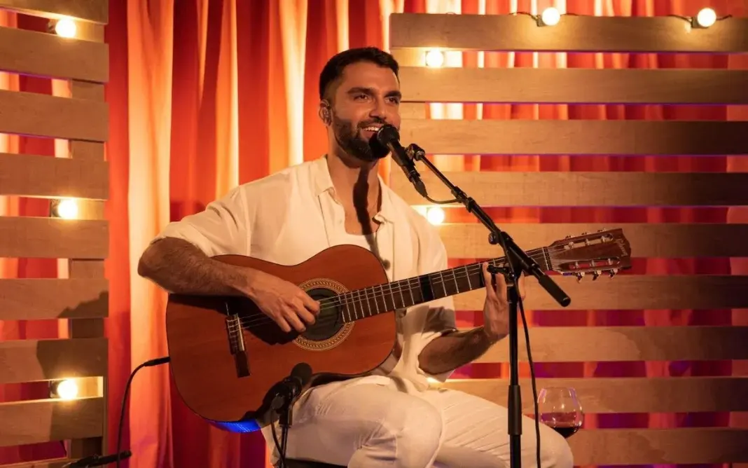 Cantor Silva faz show no Cais das Artes em Vitória no Dia dos Namorados.