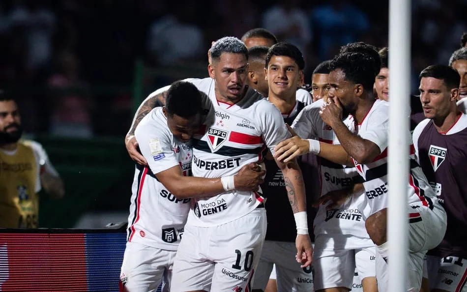 São Paulo e Bahia se enfrentam em jogo do Brasileirão no estádio Cícero de Souza Marques.