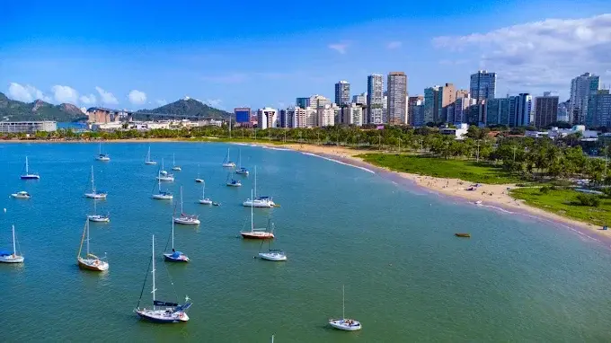 Céu aberto e clima firme no Espírito Santo neste sábado, sem previsão de chuva.