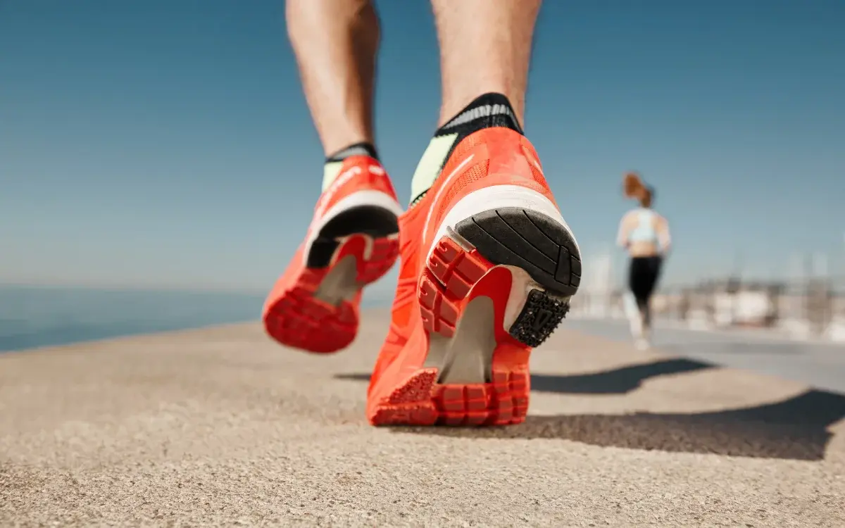 Dicas de especialistas sobre como escolher tênis de corrida adequados para diferentes superfícies.