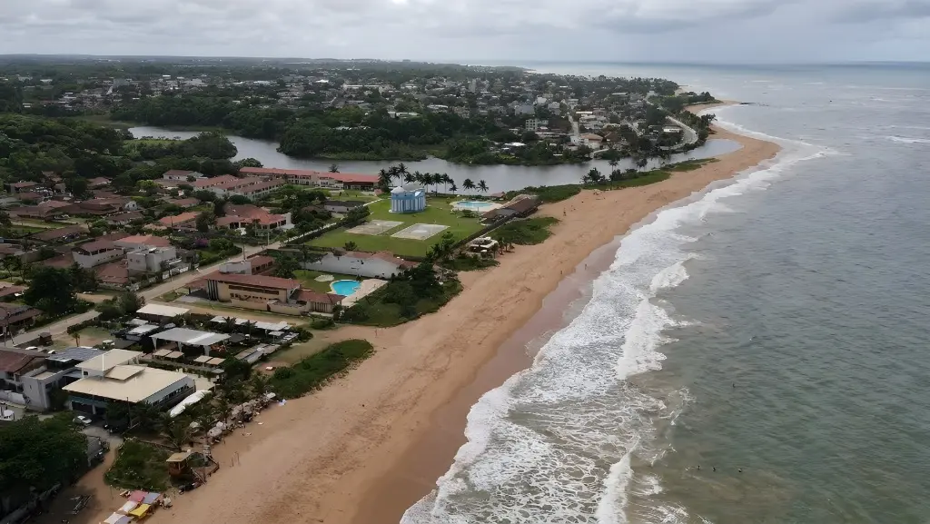 Céu nublado em várias regiões do Espírito Santo com previsão de chuva.